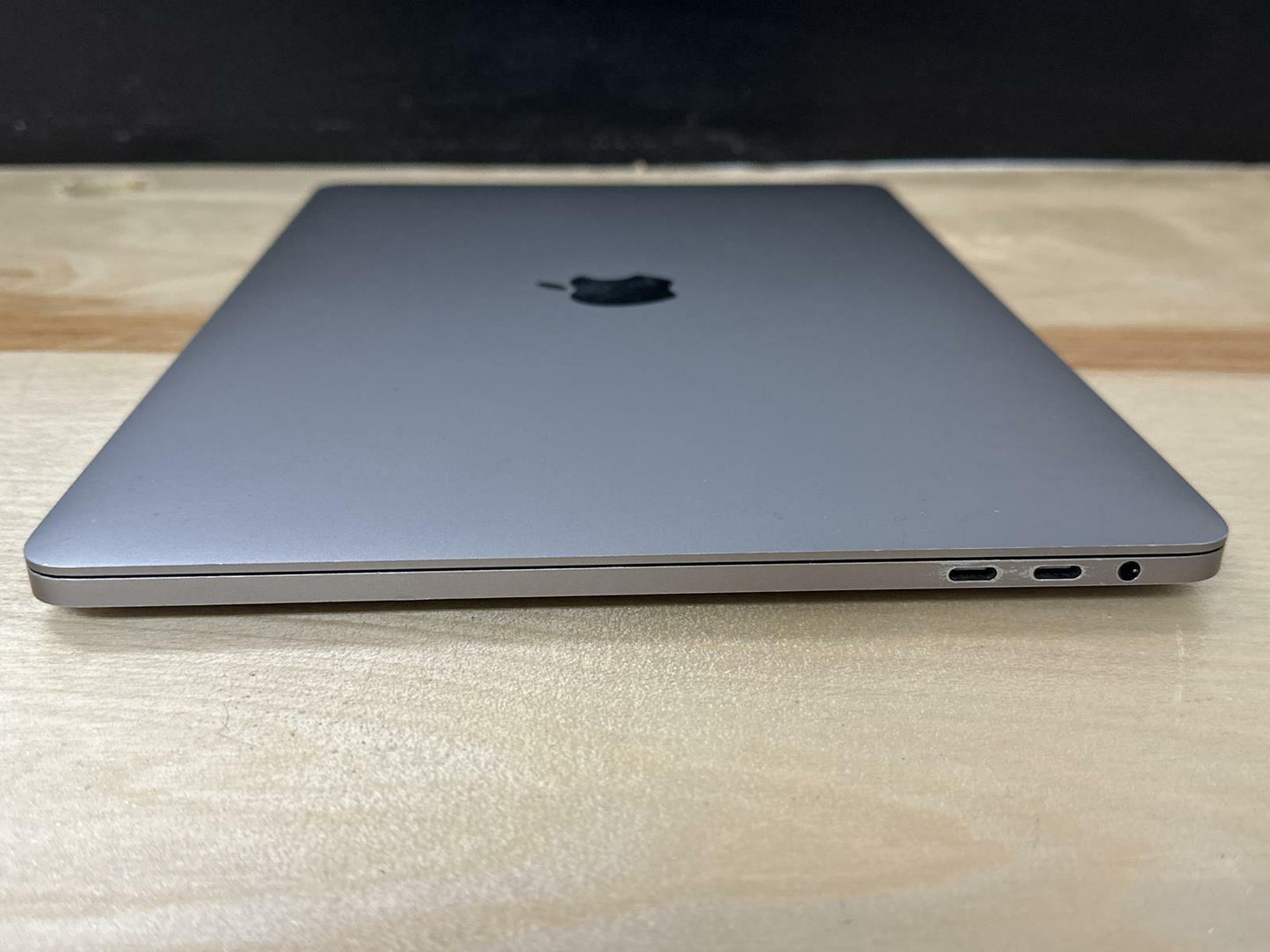 Apple Macbook Pro Mid 2018 Touchbar 13" A1989 I5 2.3GHz 16GBb 256 GB MR9Q2LL/A