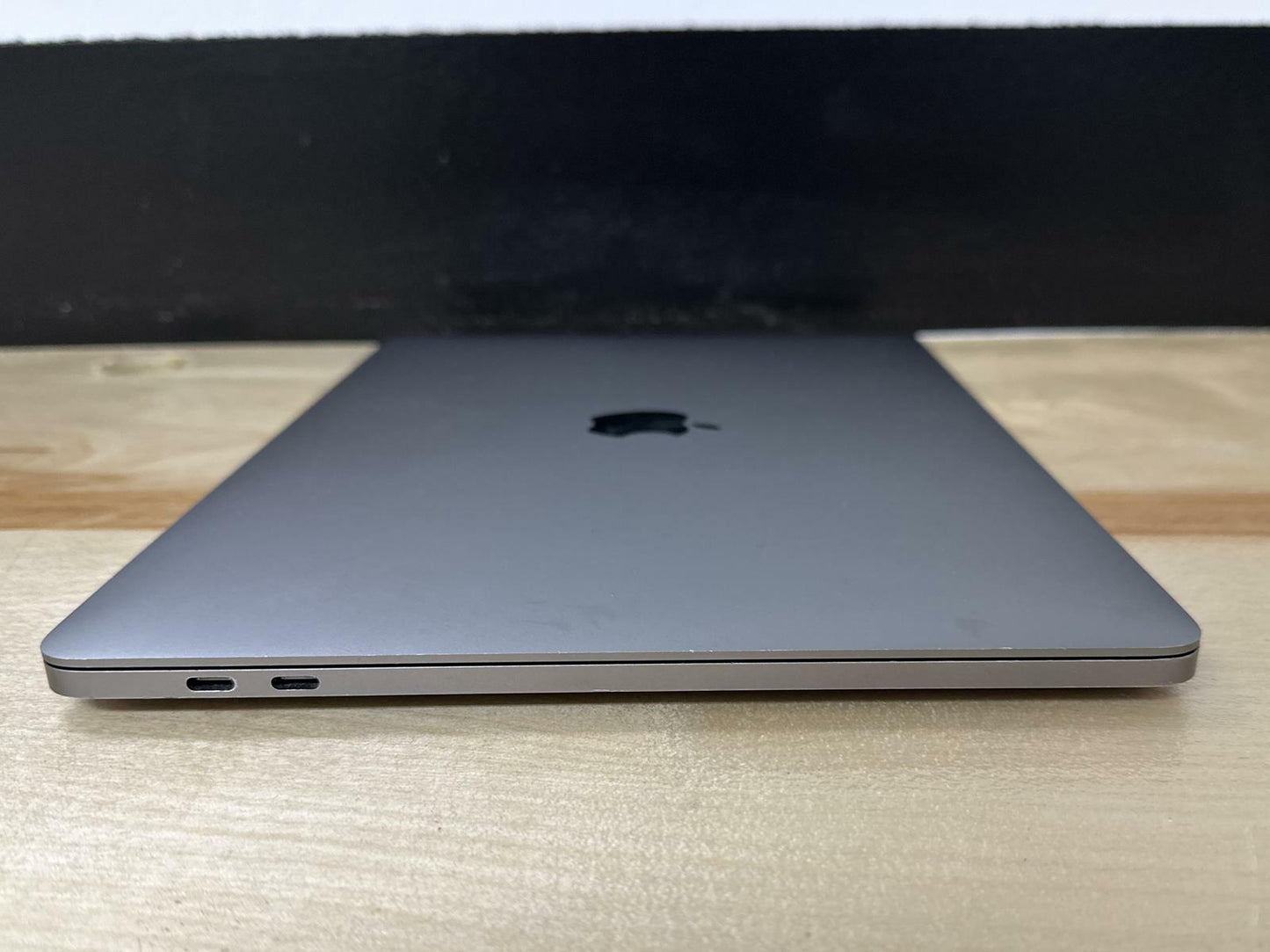 Apple Macbook Pro Mid 2018 Touchbar 13" A1989 I5 2.3GHz 16GBb 256 GB MR9Q2LL/A