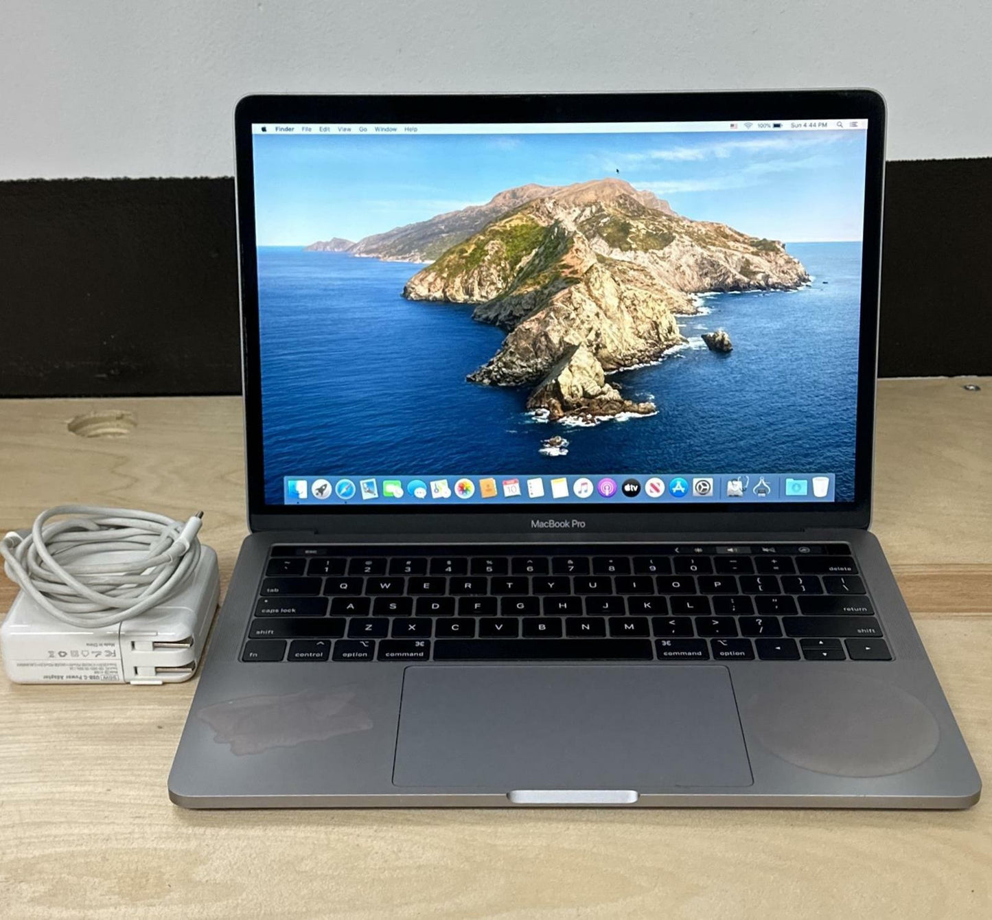 Apple Macbook Pro 2018 Touchbar A1989 I5 2.3GHz 16GBb 256 GB MR9Q2LL/A SKU:2694