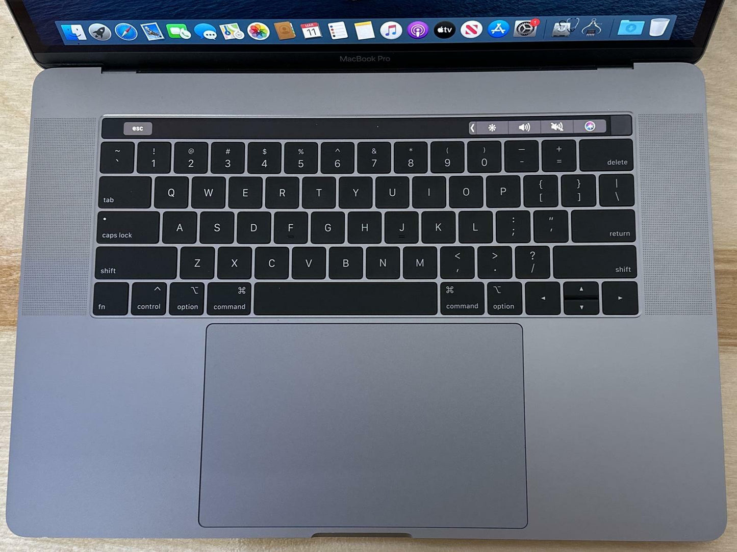 Apple MacBook Pro 15" 2019 (Intel Core i7 2.4Ghz, 16GB, 512GB, Radeon 560X) Gray
