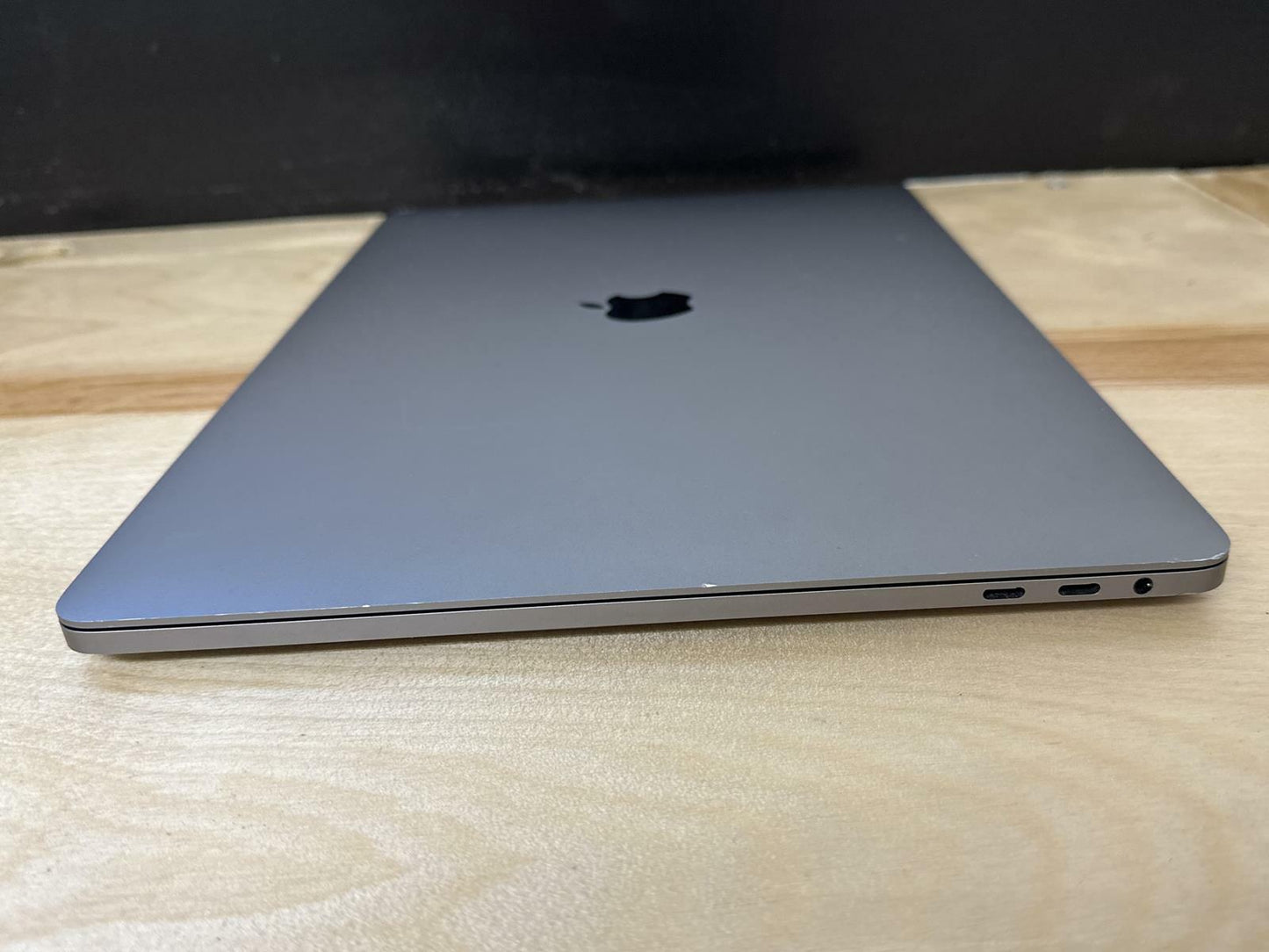 Apple MacBook Pro 15" 2019 (Intel Core i7 2.4Ghz, 16GB, 512GB, Radeon 560X) Gray